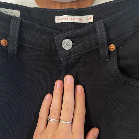 Levi’s Ribcabe Straight Ankle Size 26 Black Denim - Picture 3 of 6